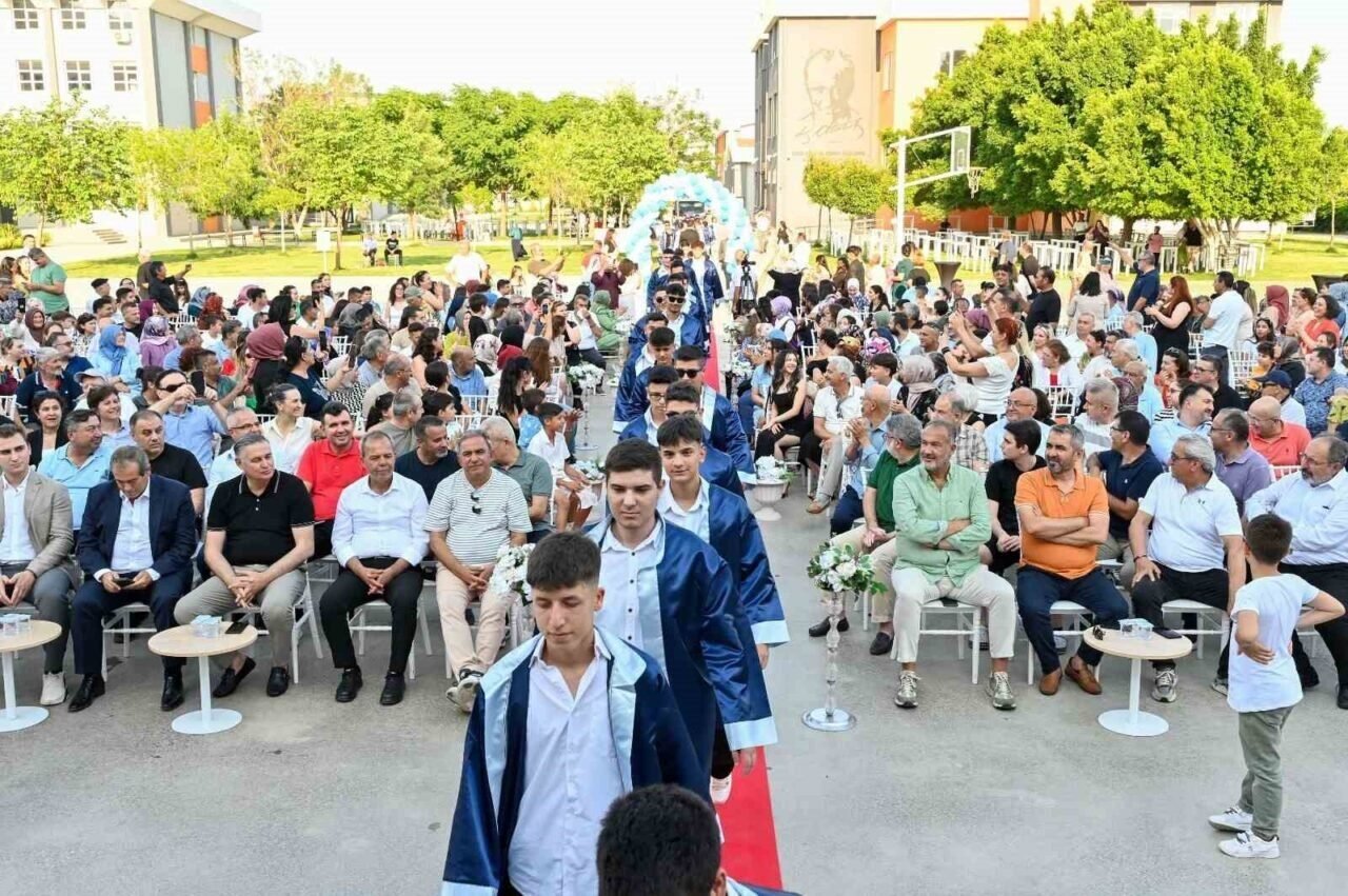 Ali Bahar AOSB Teknik Koleji’nde ilk mezuniyet coşkusu: 254 öğrenci kep attı