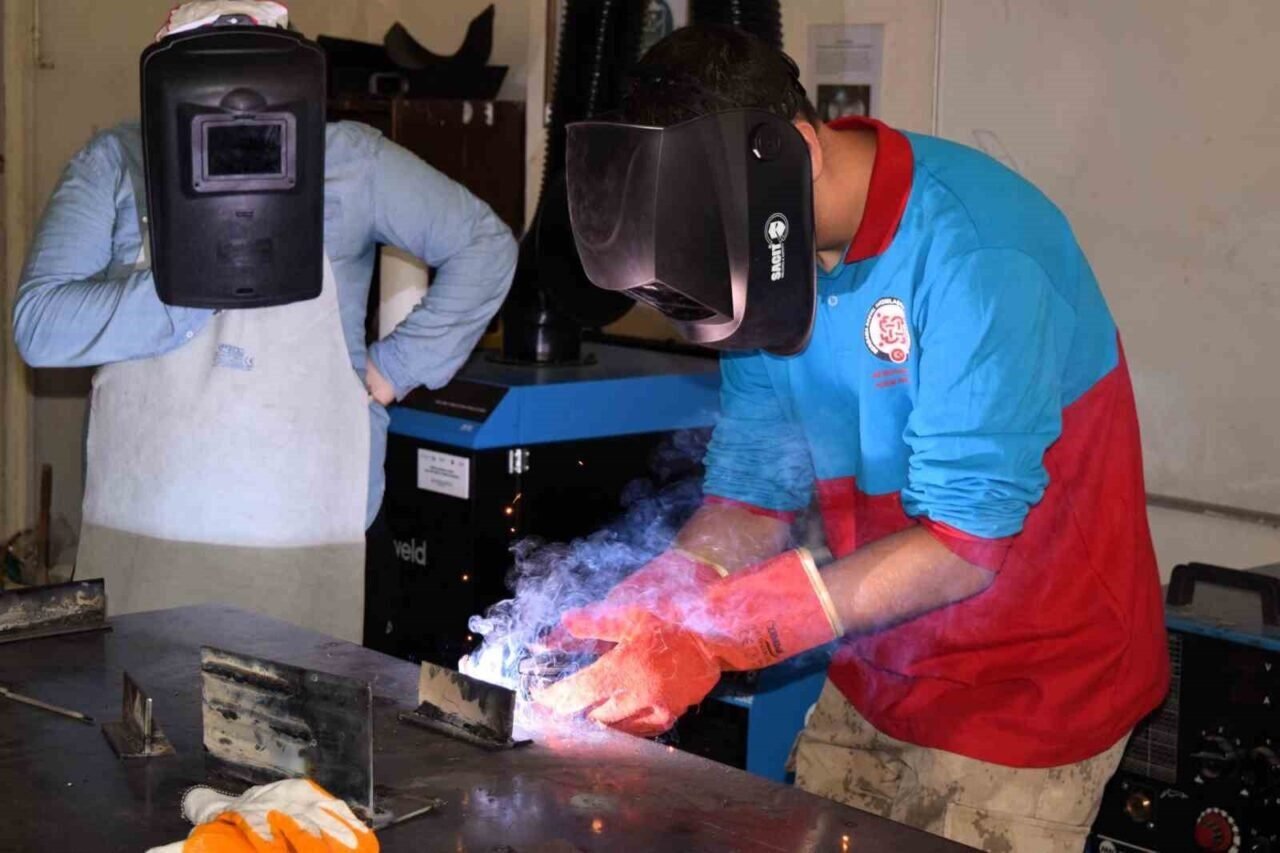 Aliağa’da "Aranan Personel Yetişiyor" programıyla sektöre nitelikli iş gücü kazandırılıyor