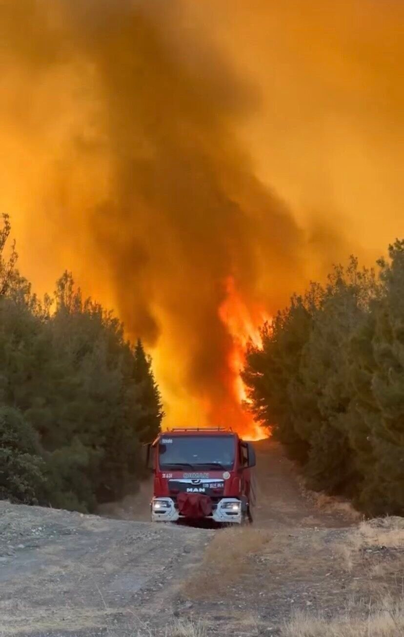 Aliağa’daki yangın Foça’ya doğru genişledi, bazı evler tahliye edildi
