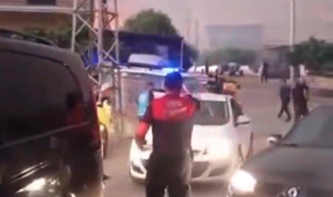 İzmir’in Aliağa ilçesinde ormanlık alanda çıkan yangın, Foça ilçesine doğru