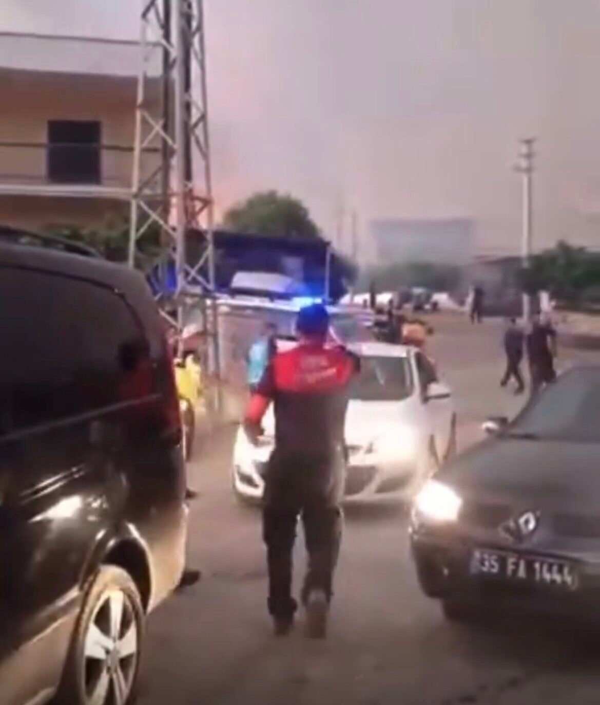 Aliağa’daki yangın Foça’ya doğru genişledi, bazı evler tahliye edildi
