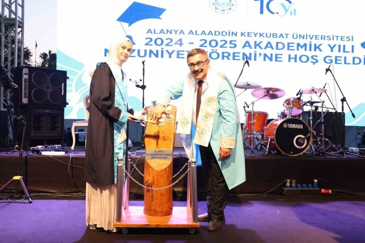 ALKÜ’nün 10. yılında mezuniyet coşkusu