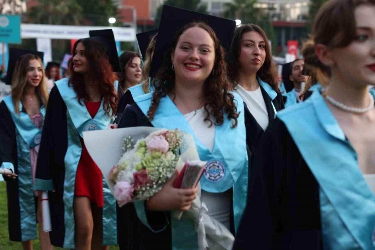 ALKÜ’nün 10. yılında mezuniyet coşkusu