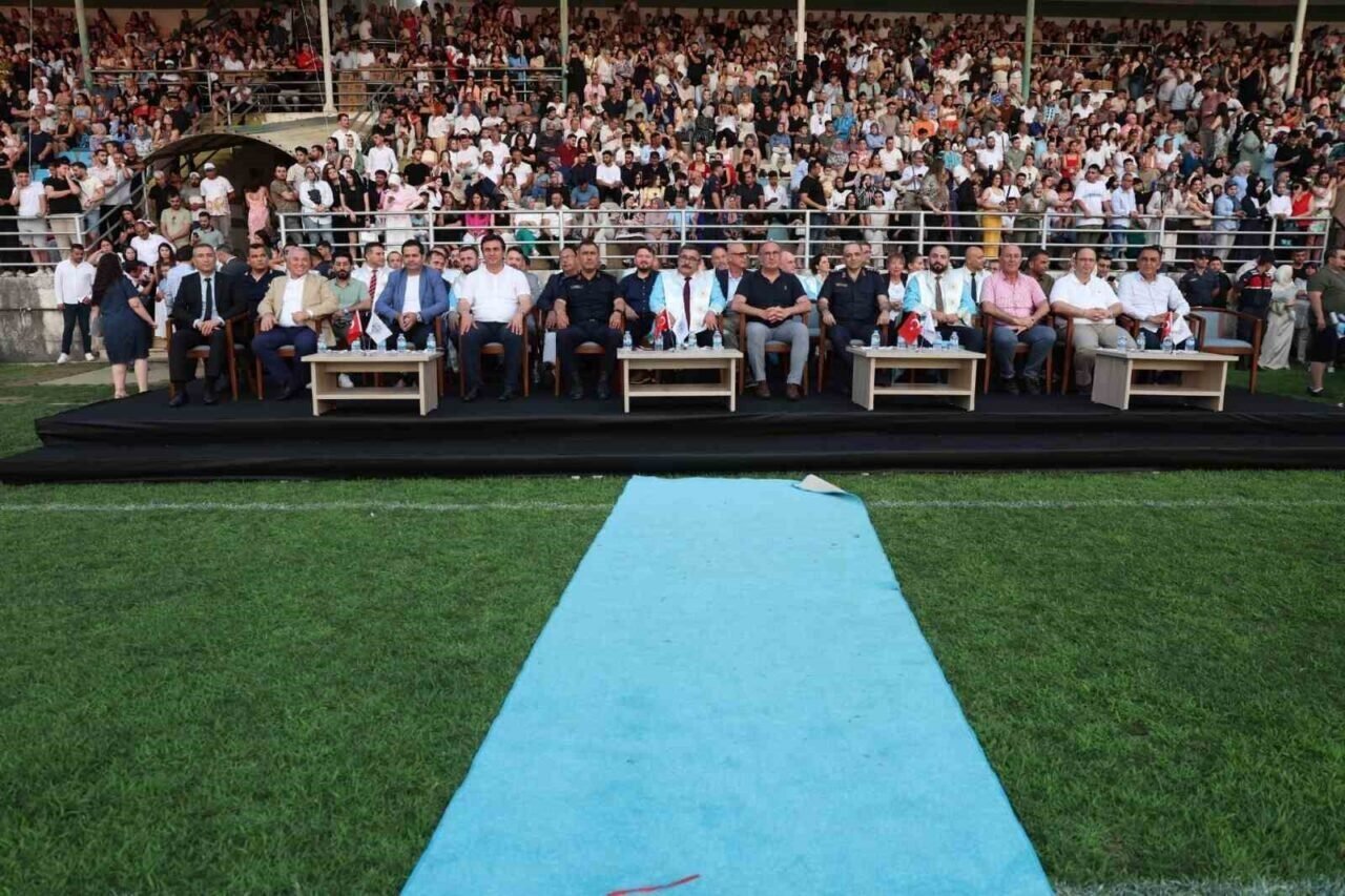 ALKÜ’nün 10. yılında mezuniyet coşkusu