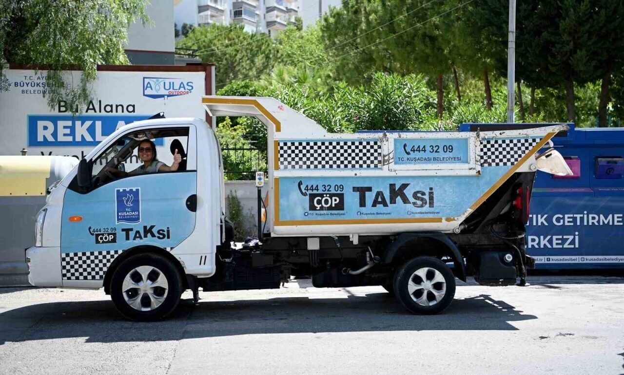 Alo Çöp Taksi direksiyonuna geçip, dar sokaklarda temizlik yapıyor