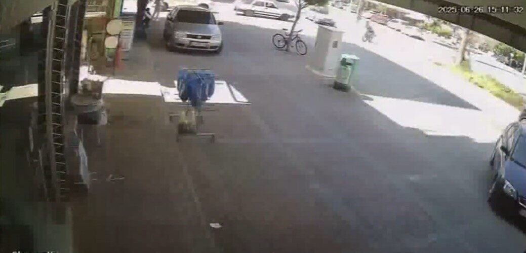 Aniden yola fırlayan bisikletli karşısında sürücünün son anda ki tepkisi kameraya yansıdı