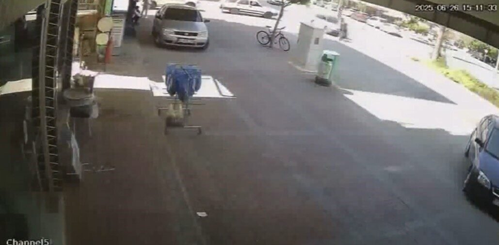 Aniden yola fırlayan bisikletli karşısında sürücünün son anda ki tepkisi kameraya yansıdı