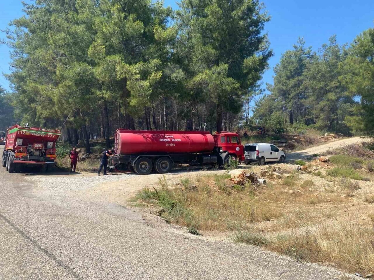 Antalya Aksu’da orman yangını kontrol altına alındı