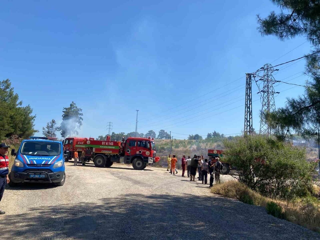 Antalya Aksu’da orman yangını kontrol altına alındı