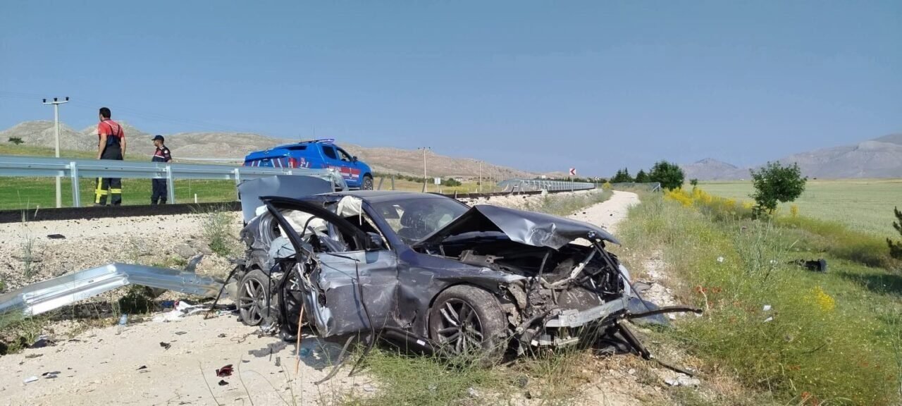 Antalya-Denizli karayolunda kontrolden çıkan otomobil şarampole düştü,3 yaralı Antalya-Denizli karayolunda kontrolden çıkan otomobil şarampole düştü,3 yaralı
