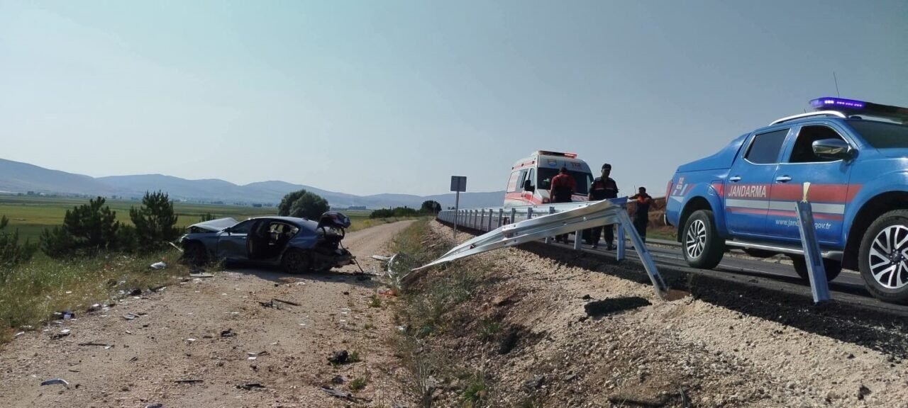Antalya-Denizli karayolunda kontrolden çıkan otomobil şarampole düştü,3 yaralı