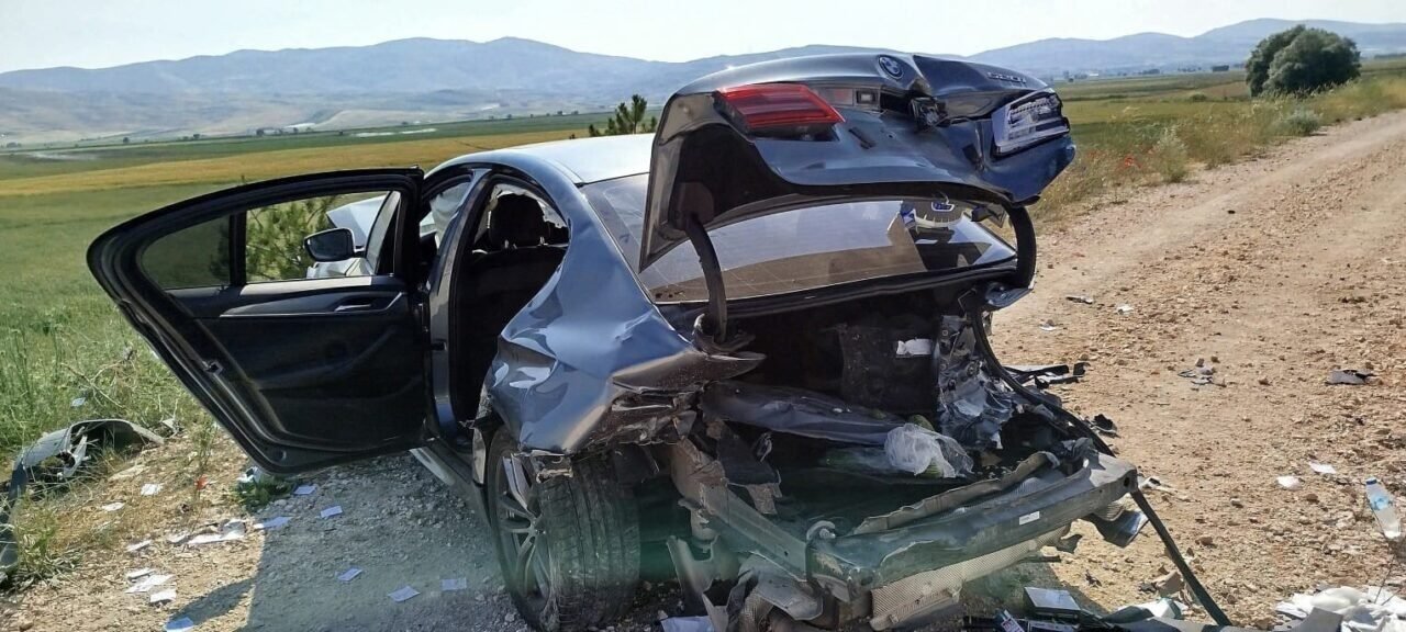 Antalya-Denizli karayolunda kontrolden çıkan otomobil şarampole düştü,3 yaralı