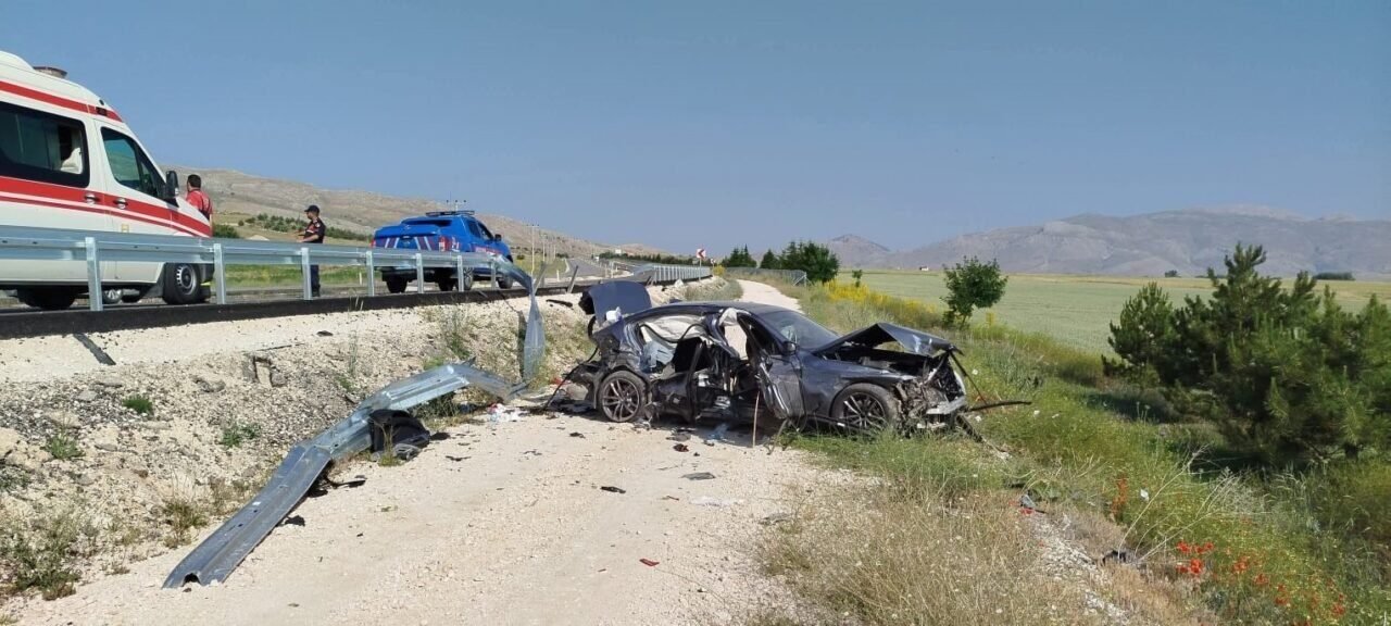 Antalya-Denizli karayolunda kontrolden çıkan otomobil şarampole düştü,3 yaralı