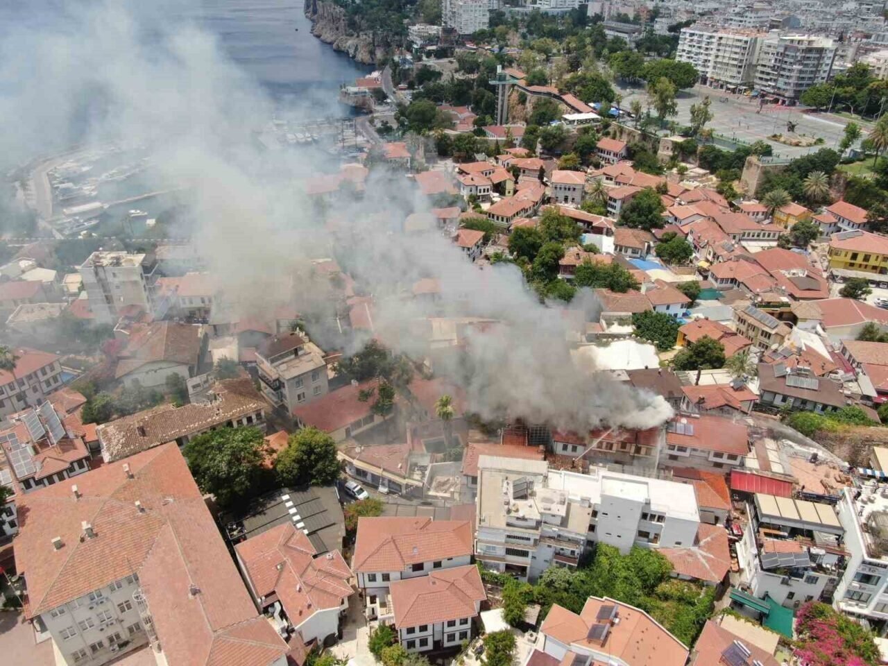Antalya Kaleiçi’ndeki yangın 2 saatte kontrol altına alındı