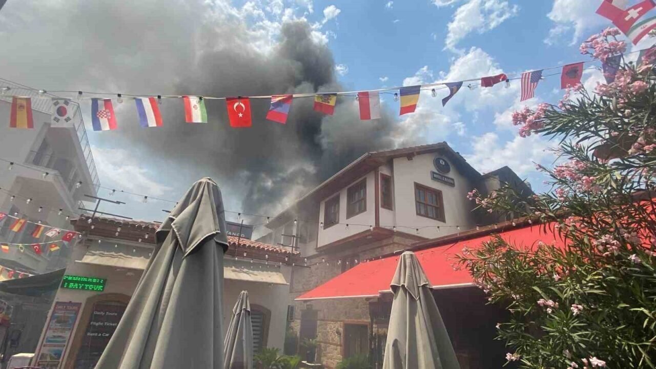 Antalya Kaleiçi’ndeki yangın 2 saatte kontrol altına alındı