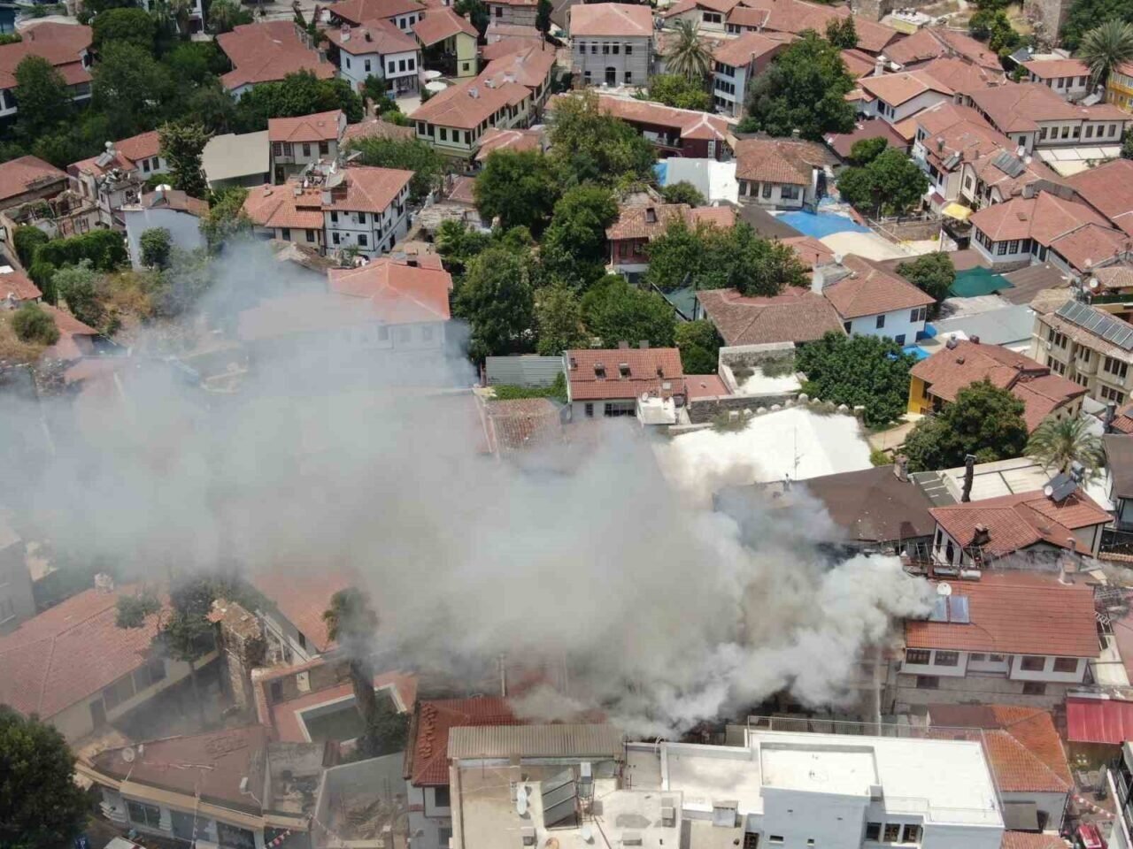 Antalya Kaleiçi’ndeki yangın 2 saatte kontrol altına alındı