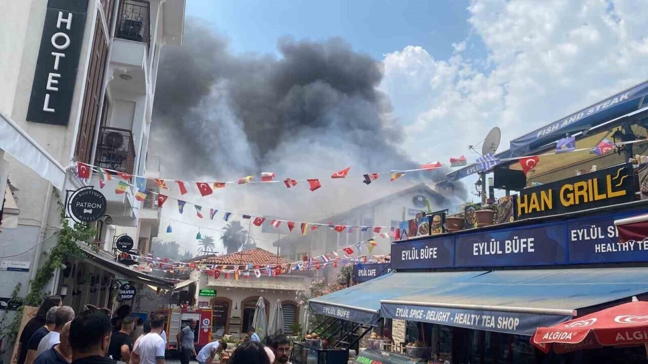 Antalya Kaleiçi’ndeki yangın 2 saatte kontrol altına alındı