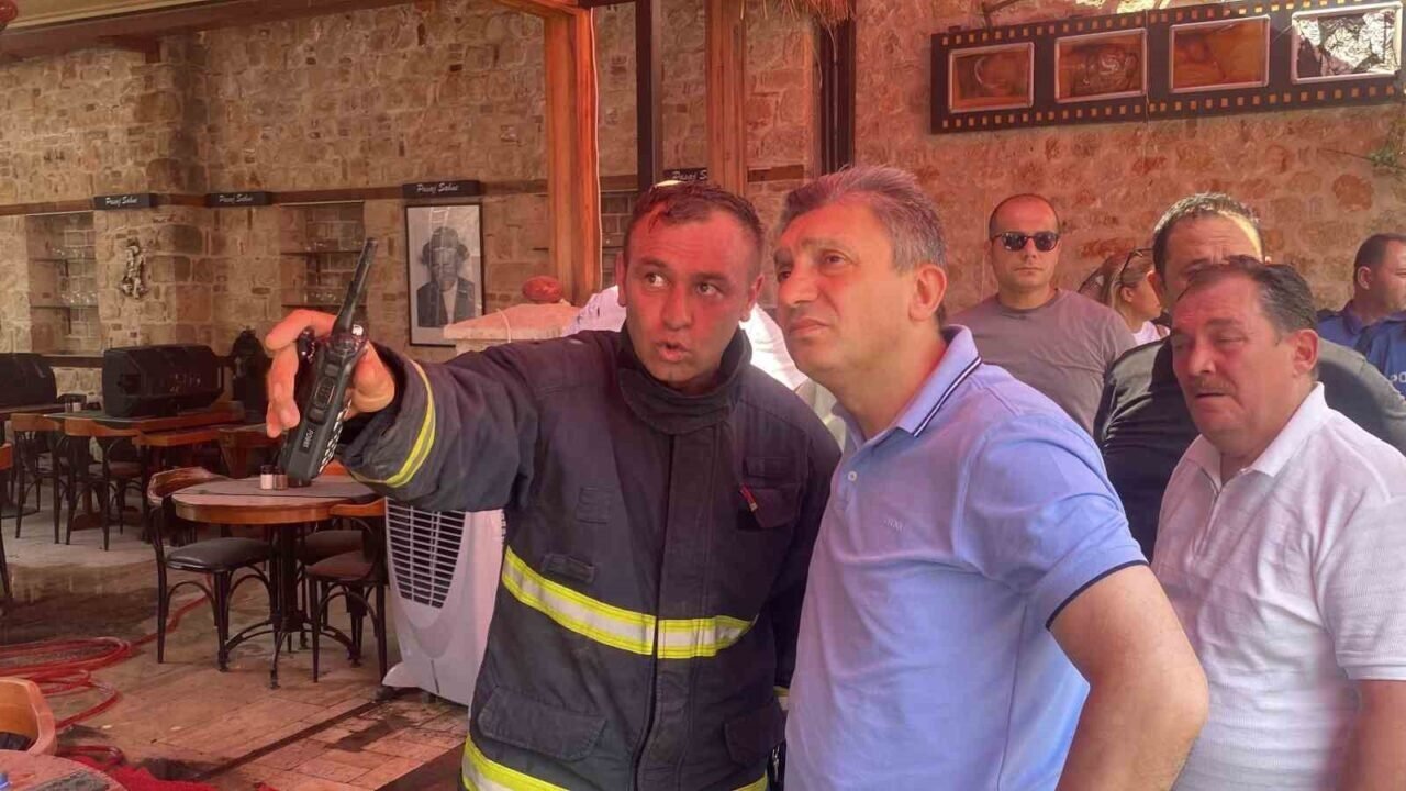 Antalya Kaleiçi’ndeki yangın 2 saatte kontrol altına alındı