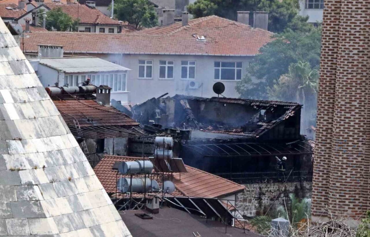 Antalya Kaleiçi’ndeki yangın 2 saatte kontrol altına alındı