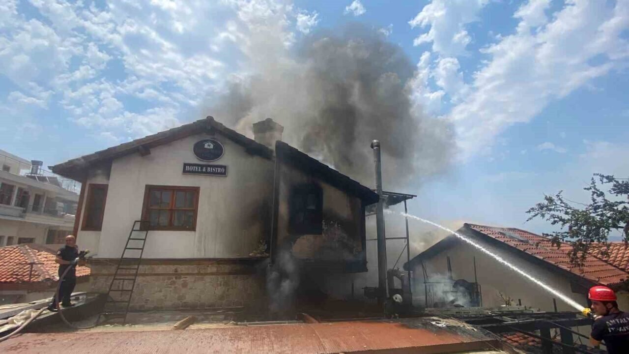 Antalya Kaleiçi’ndeki yangın 2 saatte kontrol altına alındı