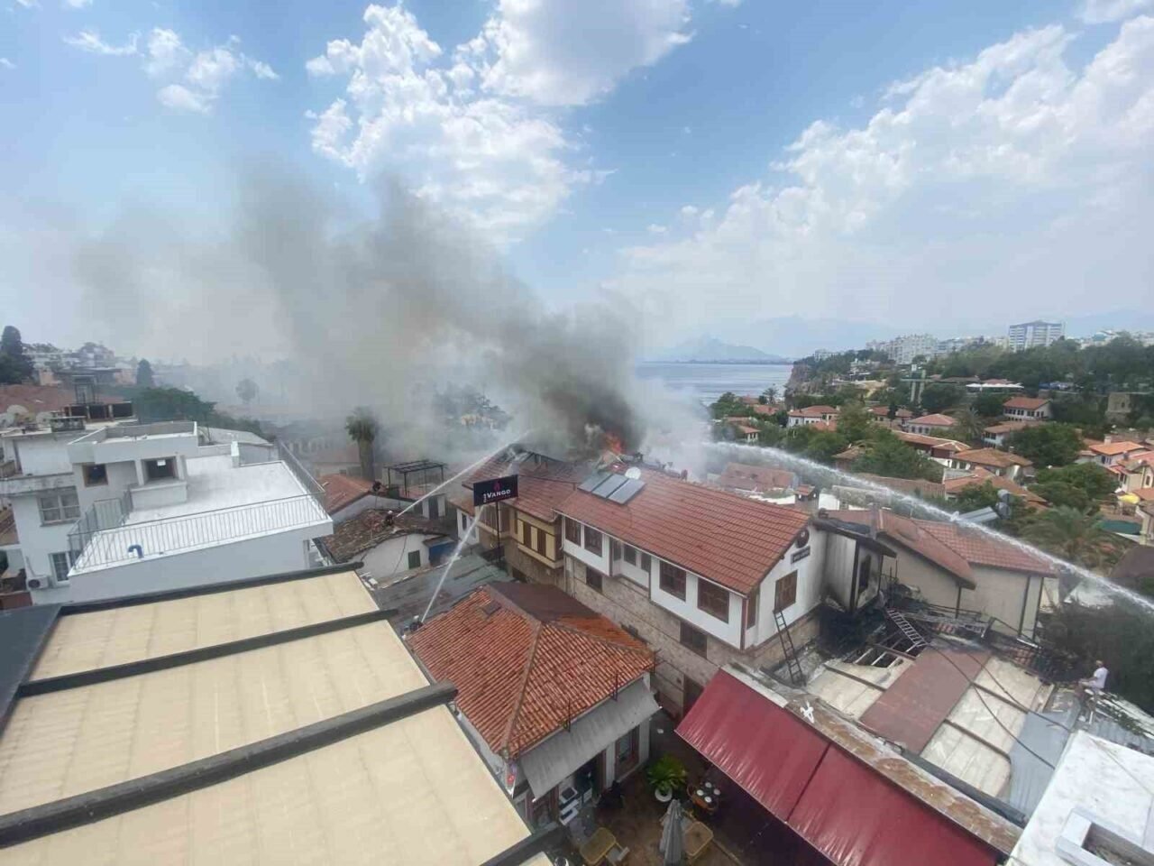Antalya Kaleiçi’ndeki yangın 2 saatte kontrol altına alındı