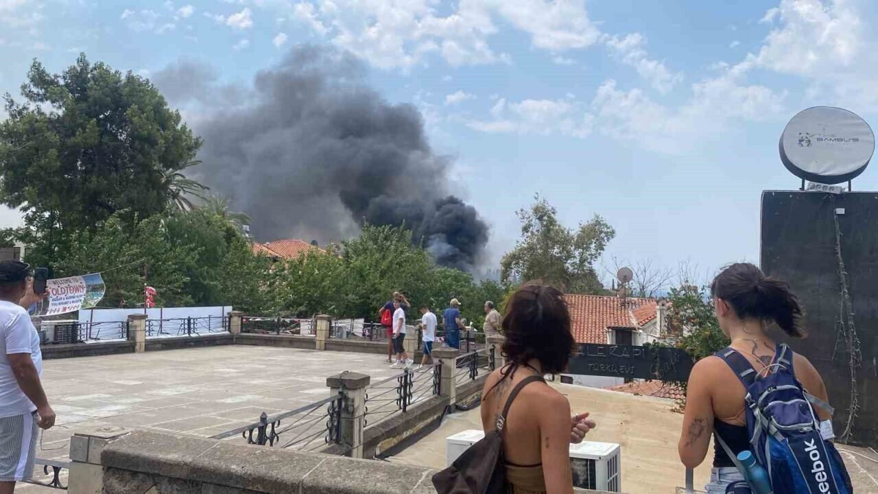 Antalya Kaleiçi’ndeki yangın 2 saatte kontrol altına alındı