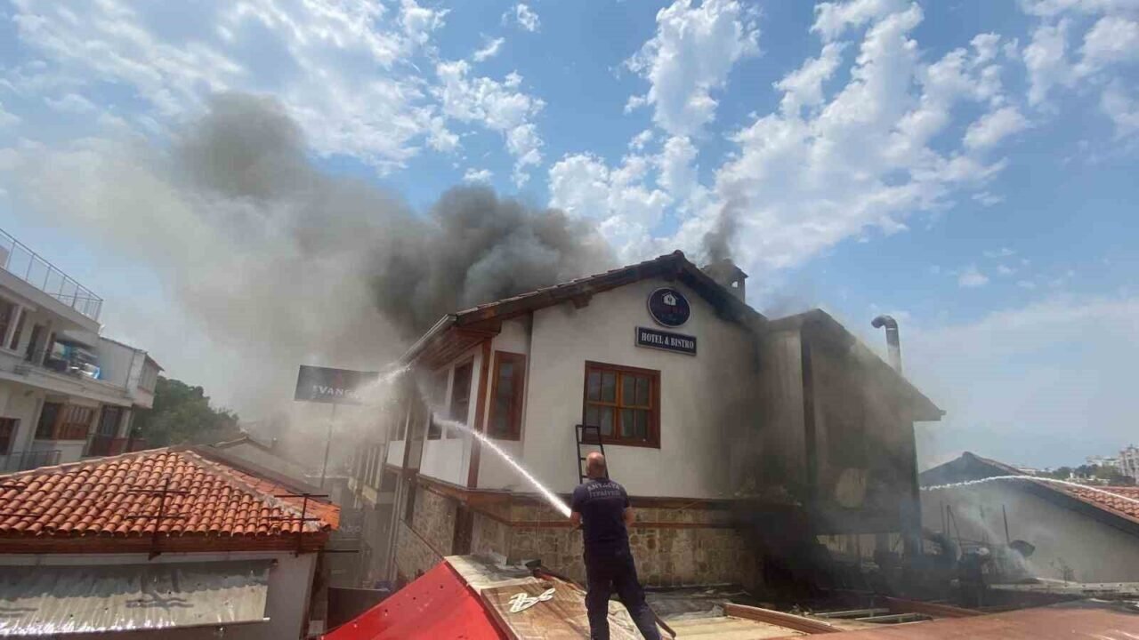 Antalya Kaleiçi’ndeki yangın 2 saatte kontrol altına alındı