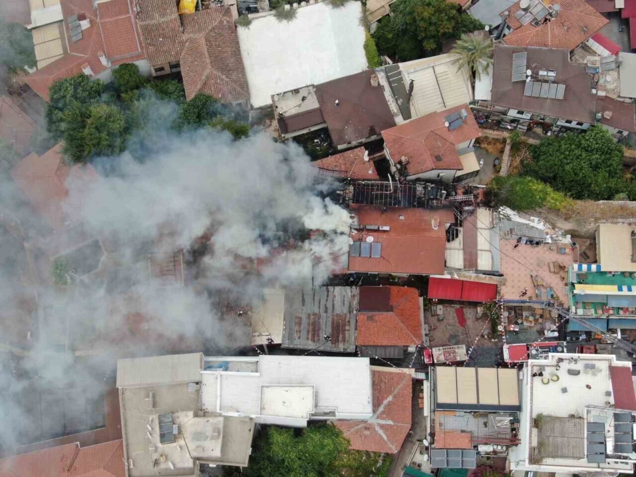 Antalya Kaleiçi’ndeki yangın 2 saatte kontrol altına alındı