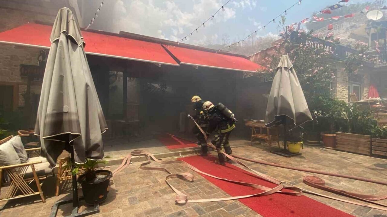 Antalya Kaleiçi’ndeki yangın 2 saatte kontrol altına alındı