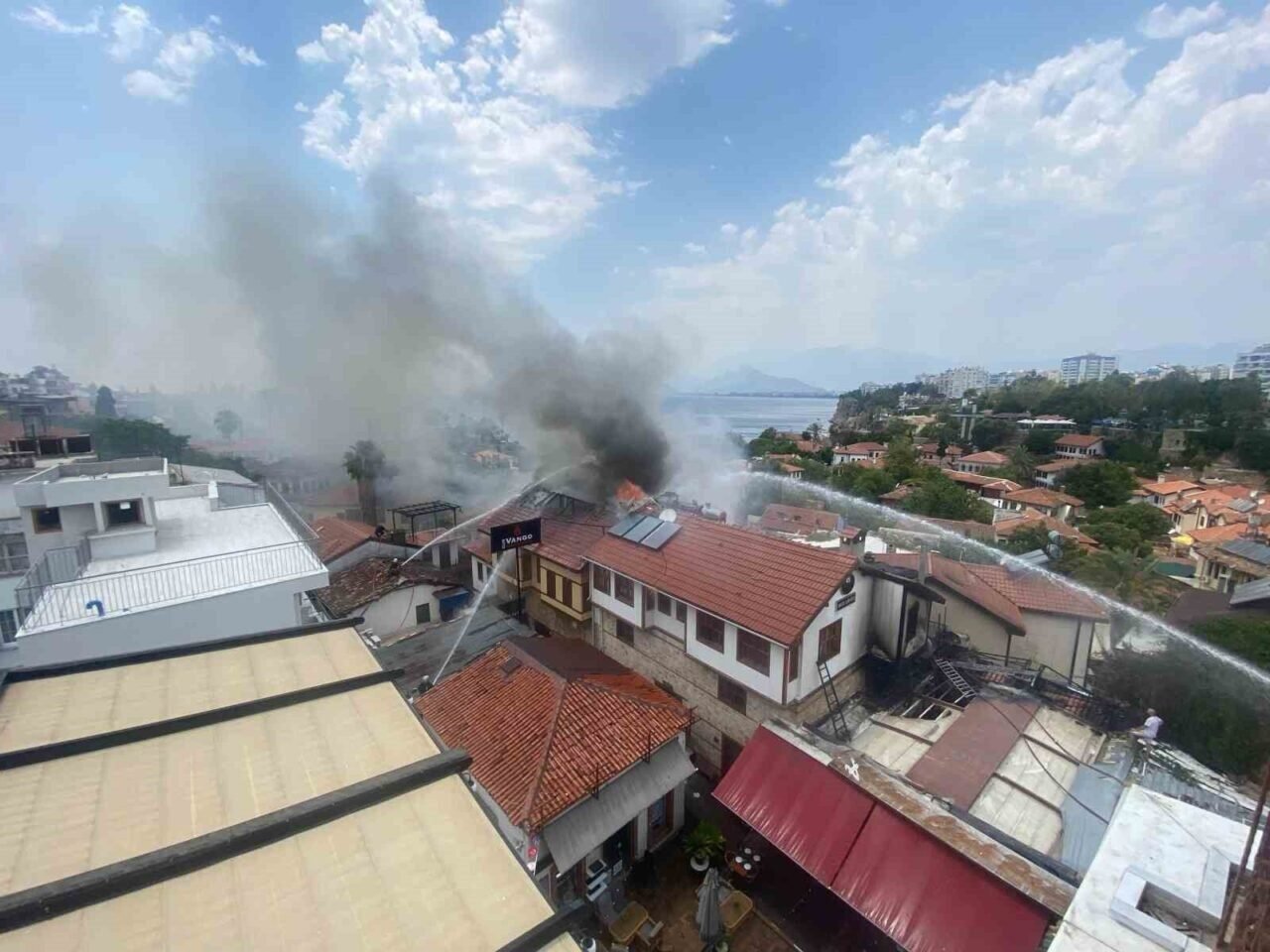 Antalya Kaleiçi’ndeki yangın