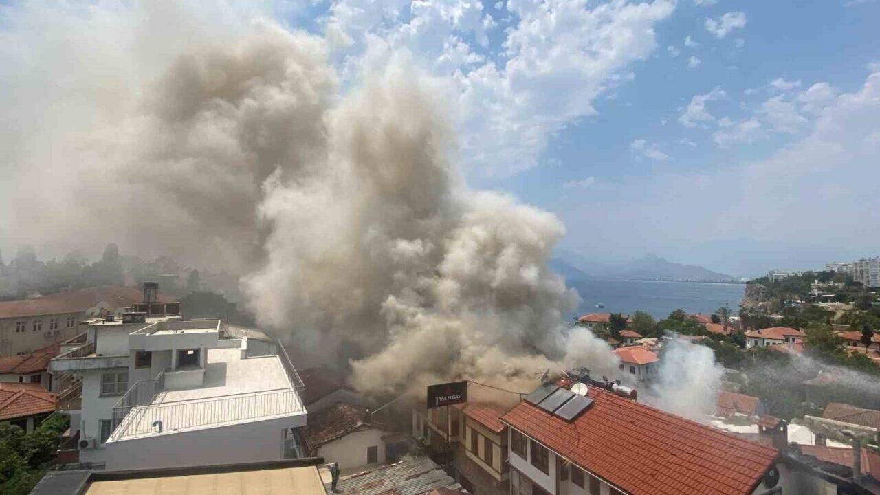 Antalya Kaleiçi’ndeki yangın Antalya Kaleiçi’ndeki yangın