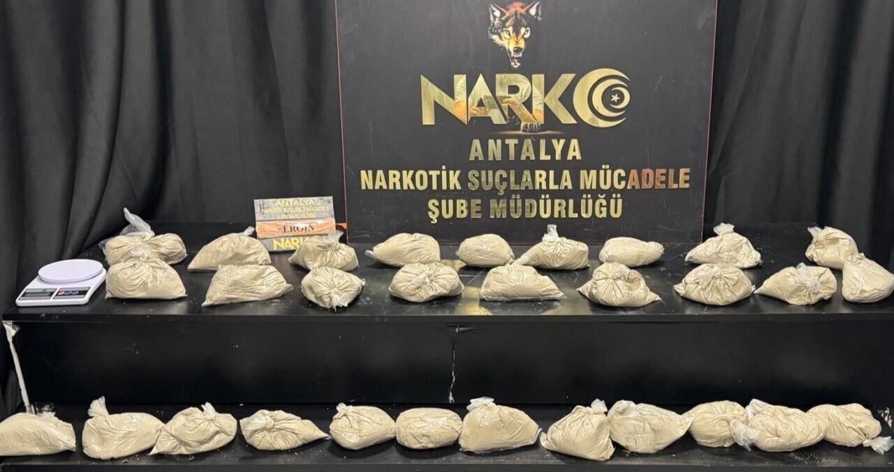 Antalya’da 15 kilogram eroin ele geçirildi Antalya’da 15 kilogram eroin ele geçirildi