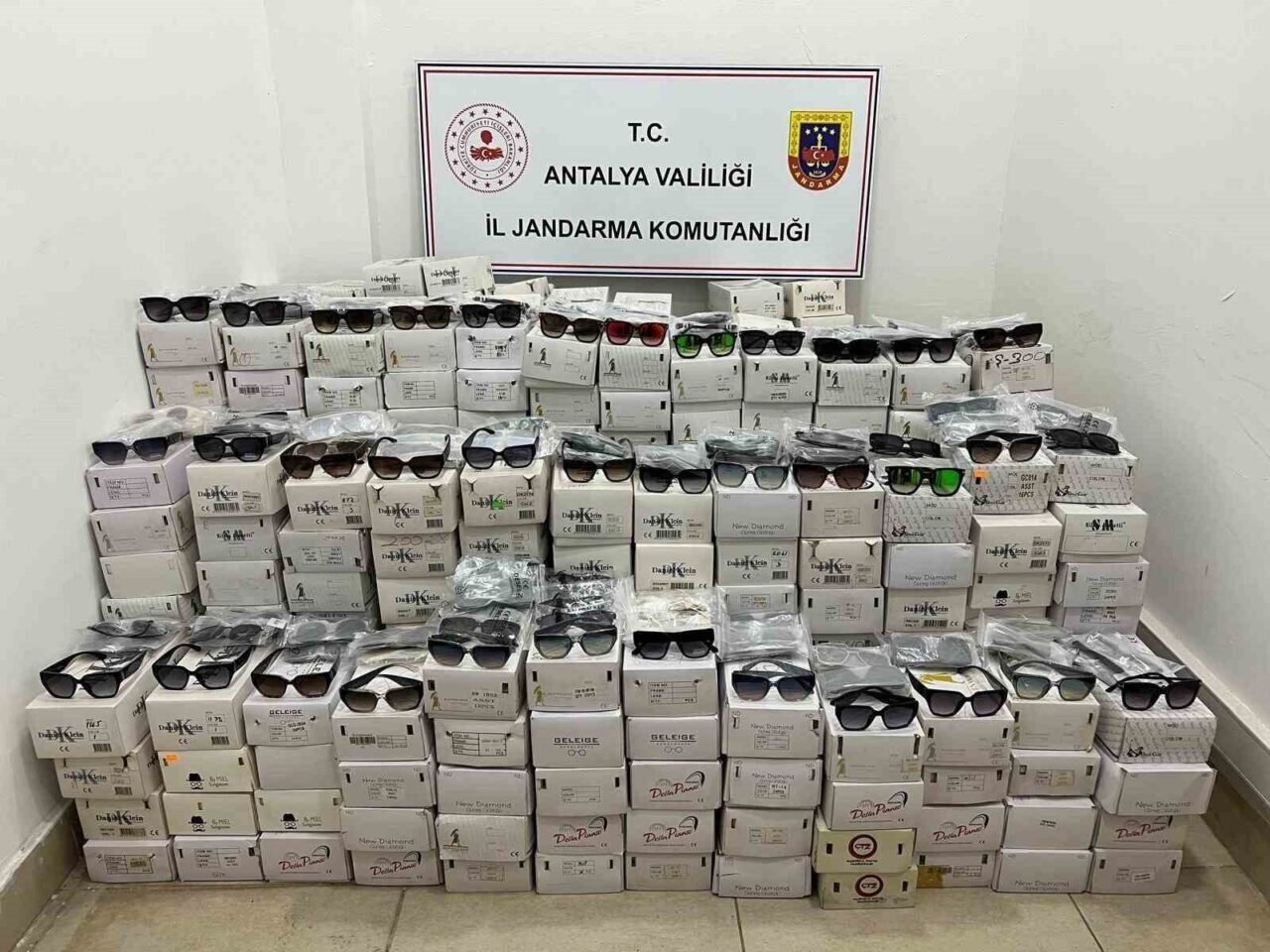 Antalya’da 16 bin adet kaçak güneş gözlüğü yakalandı Antalya’da 16 bin adet kaçak güneş gözlüğü yakalandı