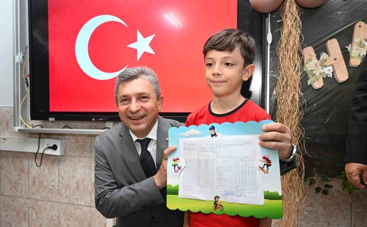 Antalya’da 485 bin 783 öğrenci karne heyecanı yaşadı