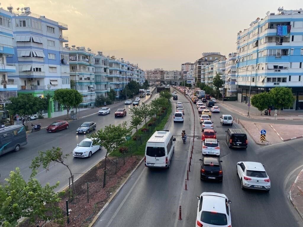 Antalya’da araç sayısı 1 milyon 613 bini aştı Antalya’da araç sayısı 1 milyon 613 bini aştı