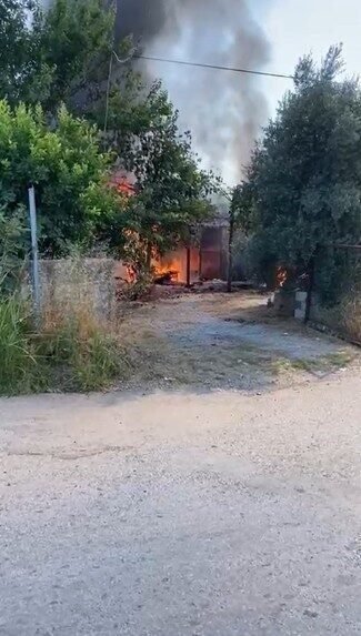 Antalya’da çıkan yangında ev ve traktör kül oldu