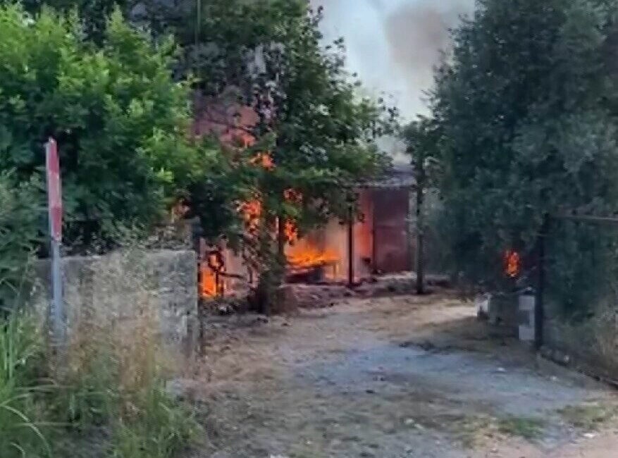 Antalya’nın Serik ilçesinde müstakil ev ile park halindeki traktör yanarak