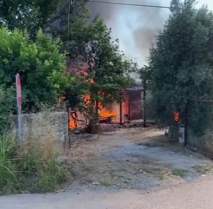 Antalya’da çıkan yangında ev ve traktör kül oldu Antalya’da çıkan yangında ev ve traktör kül oldu