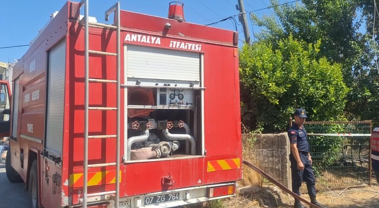 Antalya’da çıkan yangında ev ve traktör kül oldu
