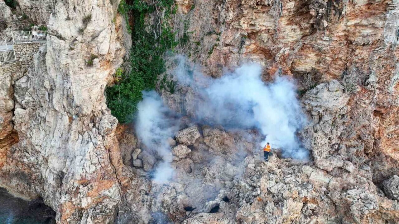 Antalya’da denizden ve karadan haşerelerle mücadele başlatıldı