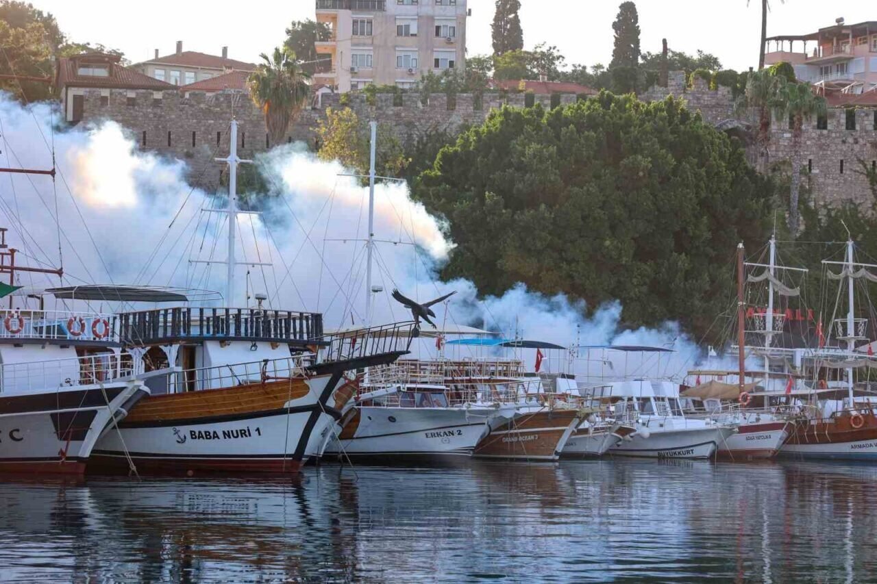 Antalya’da denizden ve karadan haşerelerle mücadele başlatıldı