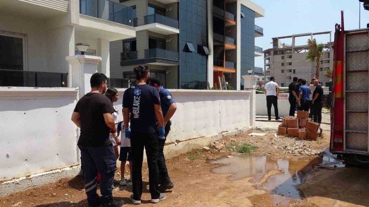 Antalya’da ev yangınında 1 kişi yaralandı Antalya’da ev yangınında 1 kişi yaralandı