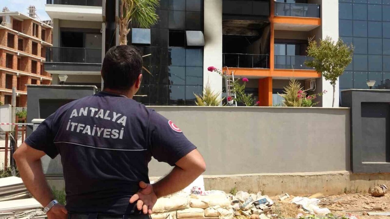 Antalya’da ev yangınında 1 kişi yaralandı