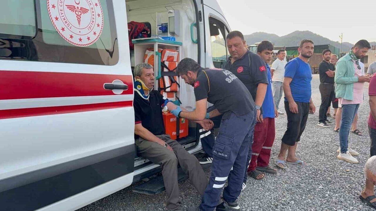 Antalya’da hafif ticari araçlar kafa kafaya çarpıştı: 4 yaralı