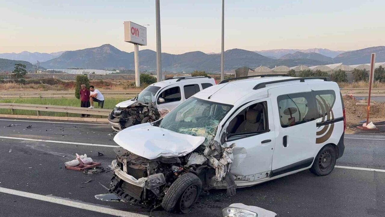 Antalya’da hafif ticari araçlar kafa kafaya çarpıştı: 4 yaralı Antalya’da hafif ticari araçlar kafa kafaya çarpıştı: 4 yaralı