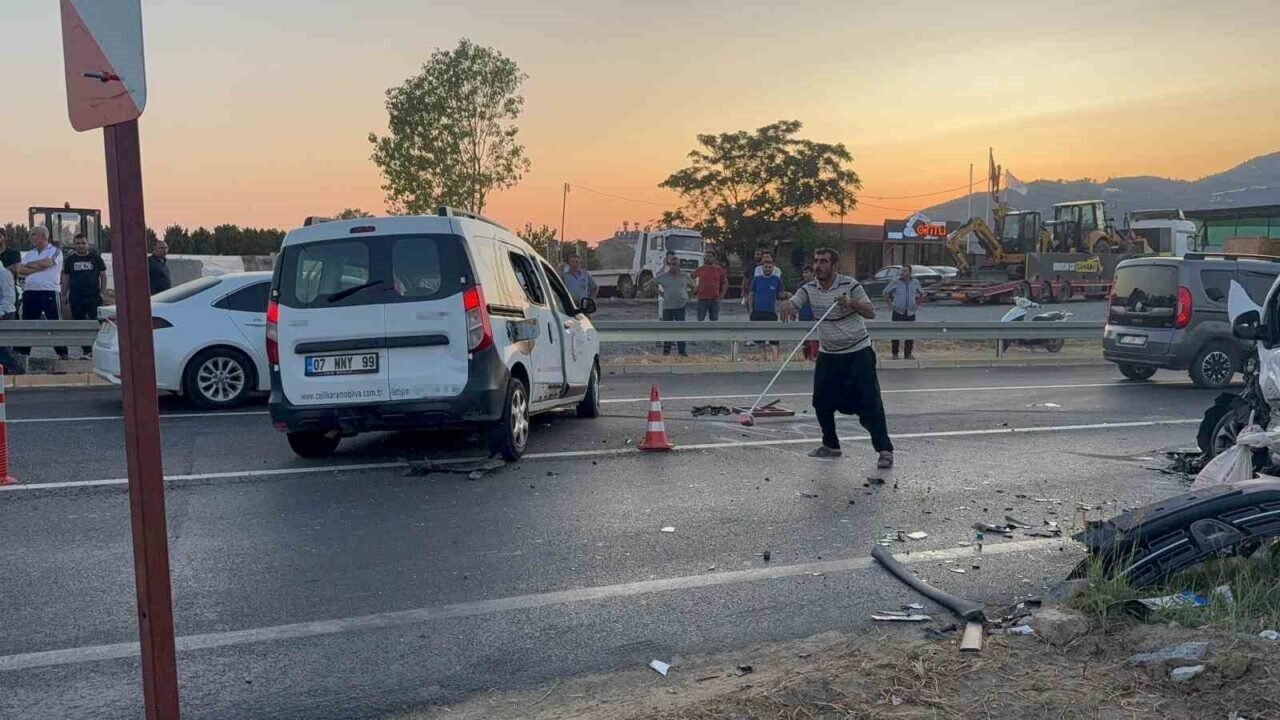 Antalya’da hafif ticari araçlar kafa kafaya çarpıştı: 4 yaralı