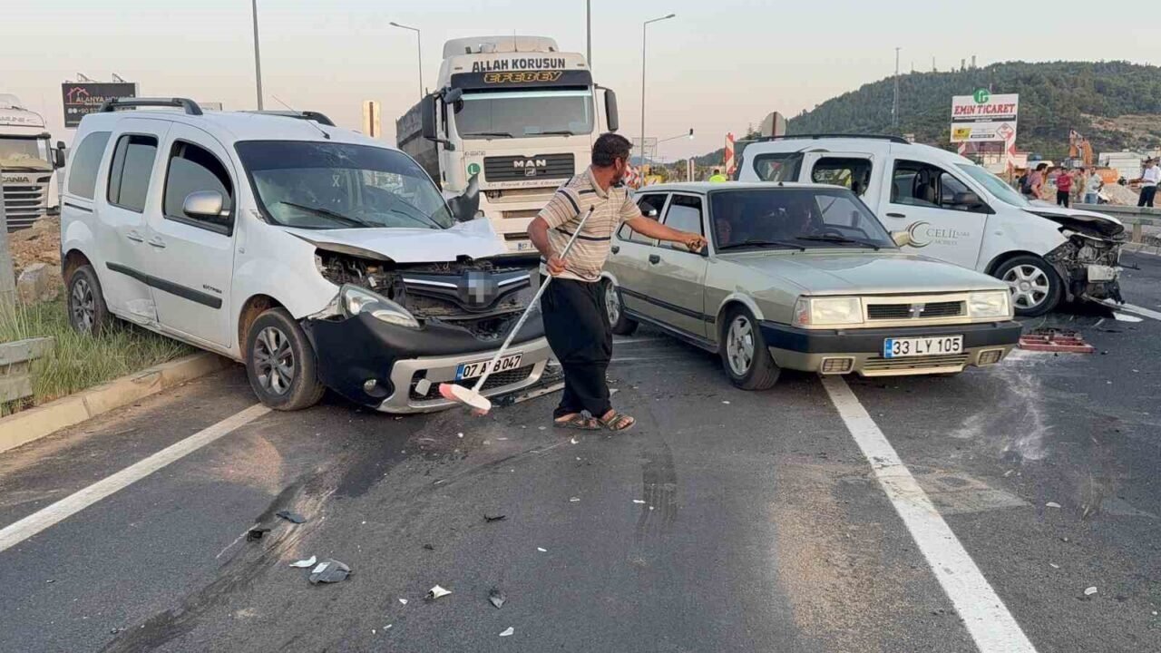 Antalya’da hafif ticari araçlar kafa kafaya çarpıştı: 4 yaralı