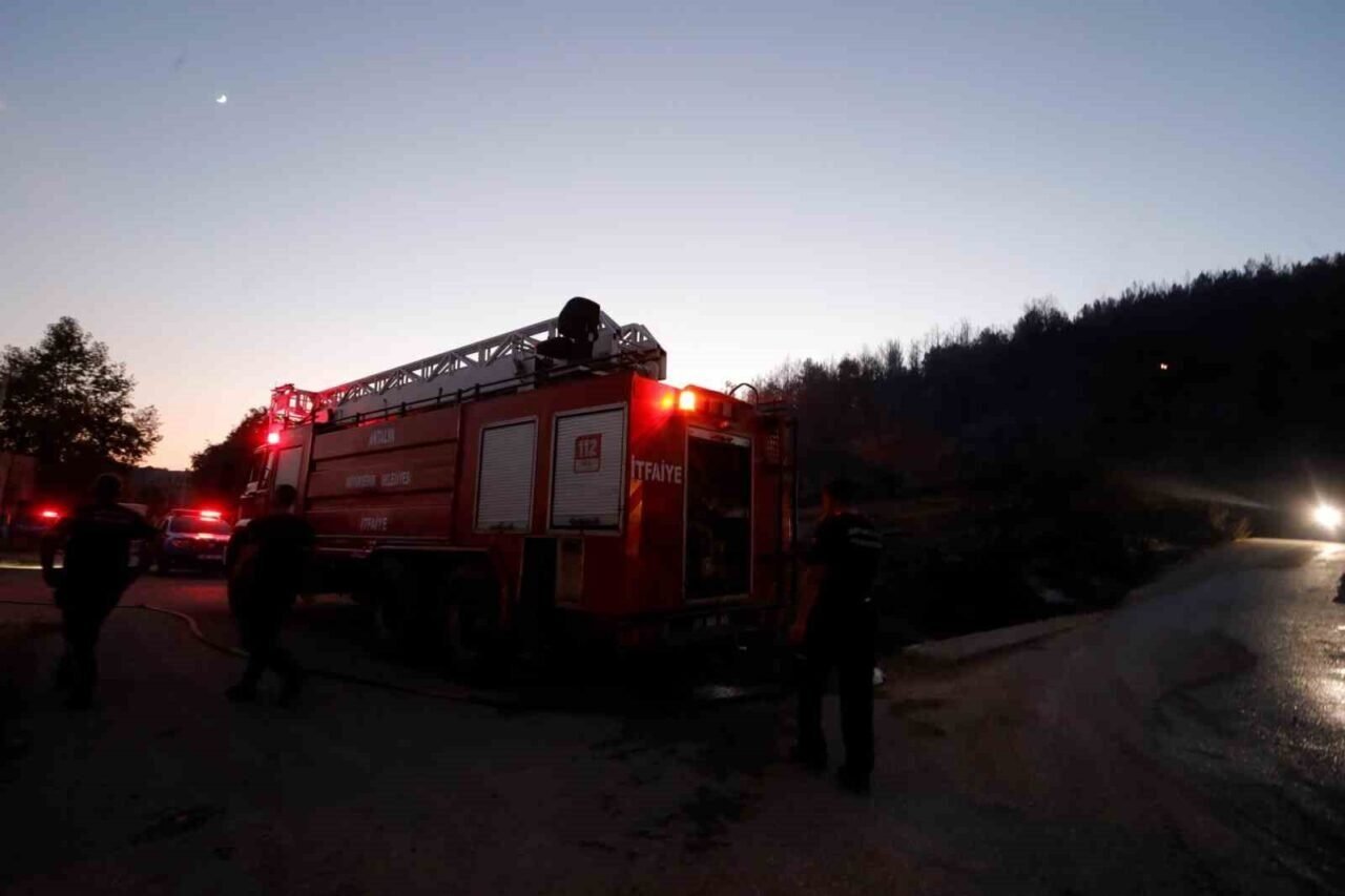 Antalya’da iki noktada çıkan orman yangını kontrol altına alındı