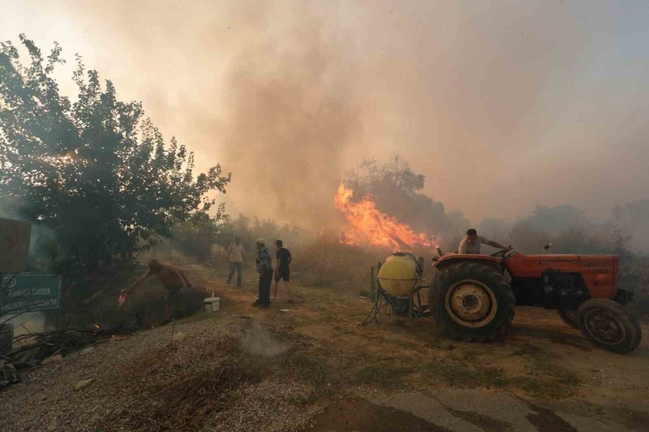 Antalya’da iki noktada çıkan yangında alevlerle burun buruna geldiler