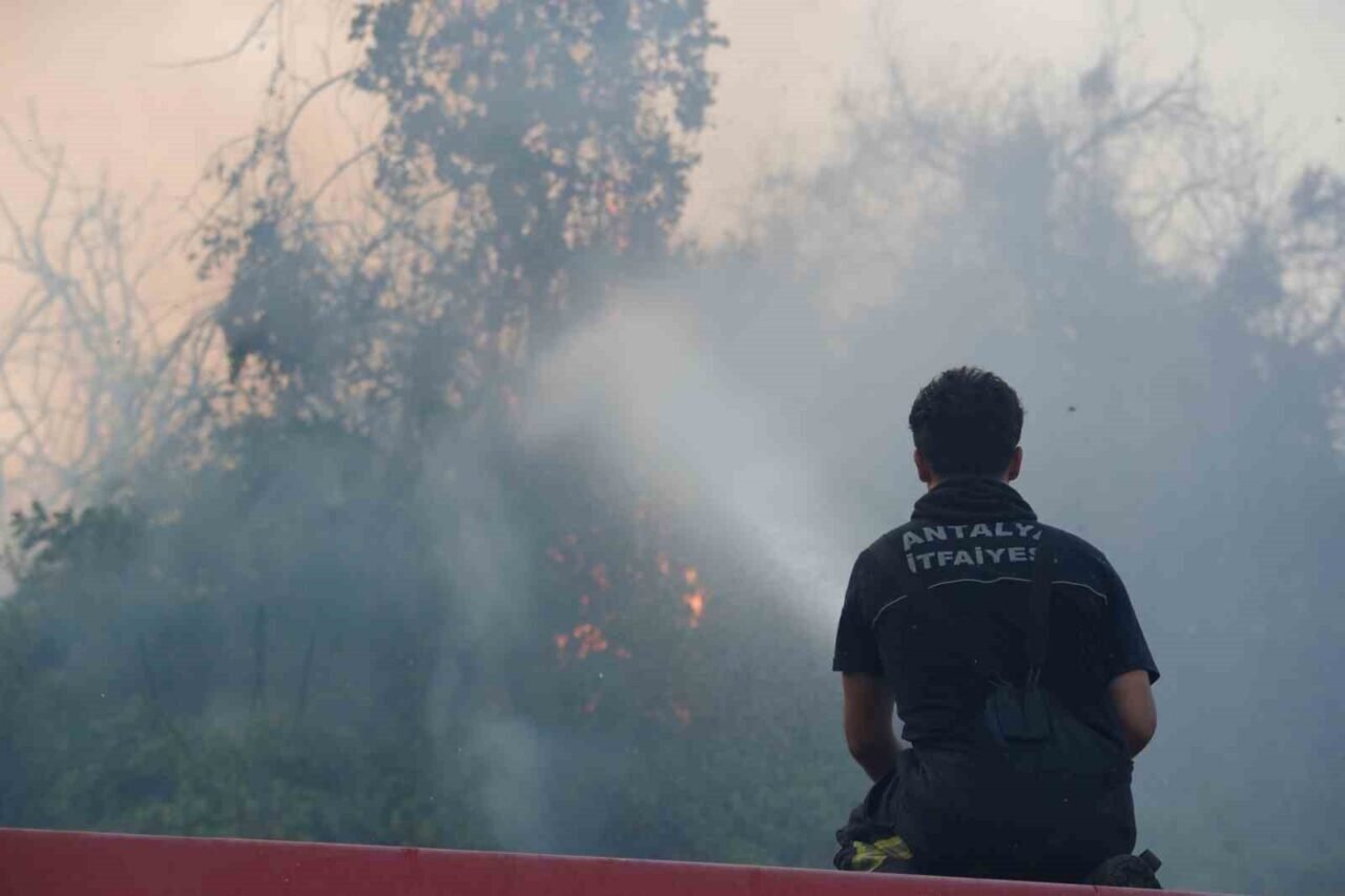 Antalya’da iki noktada çıkan yangında alevlerle burun buruna geldiler